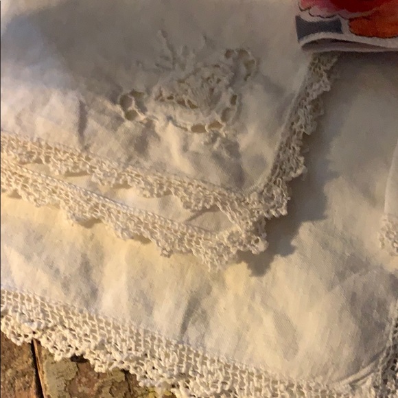 Four(4) vintage hankies - Picture 2 of 4
